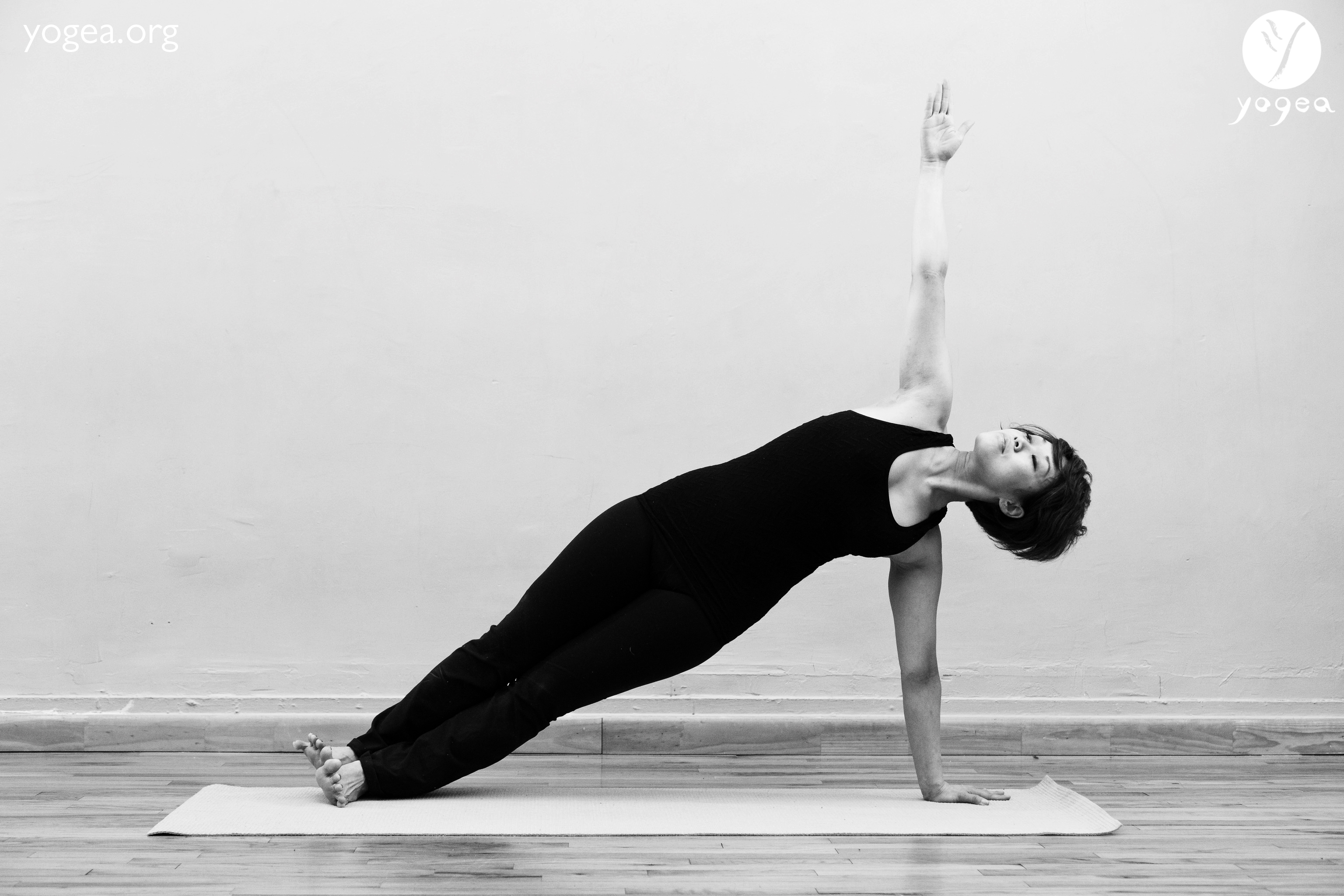 Vasisthasana: An Ayurvedic Guide to Side Plank – Paavani Ayurveda