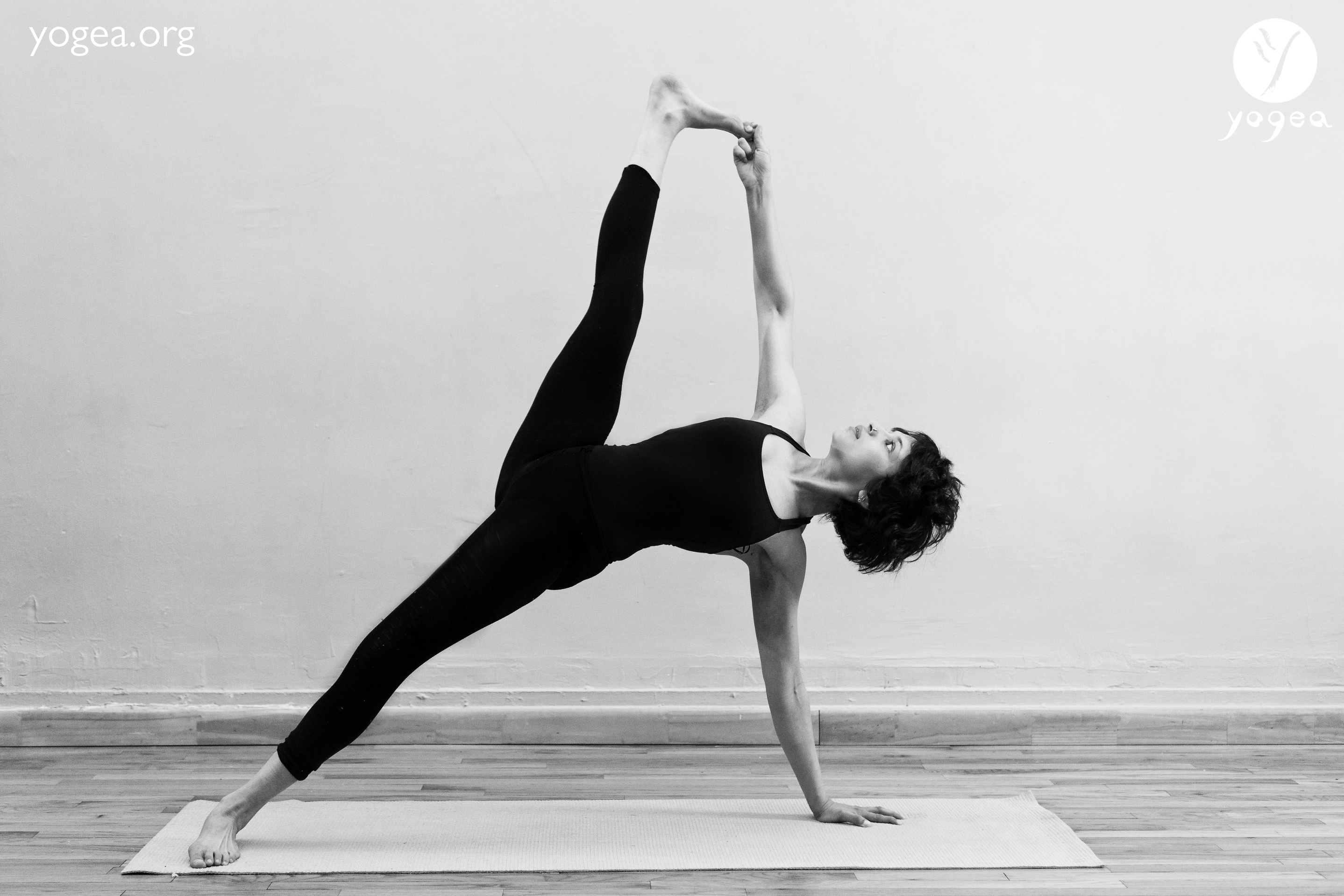 Fun Yoga Pose: Eagle Leg Side Plank — Alo Moves